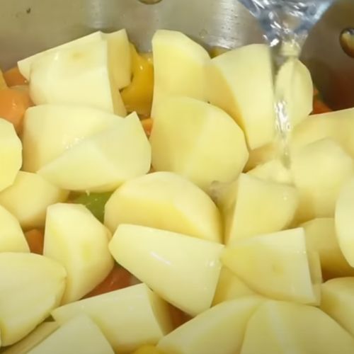 gotowanie ziemniaków w sosoie.jpg