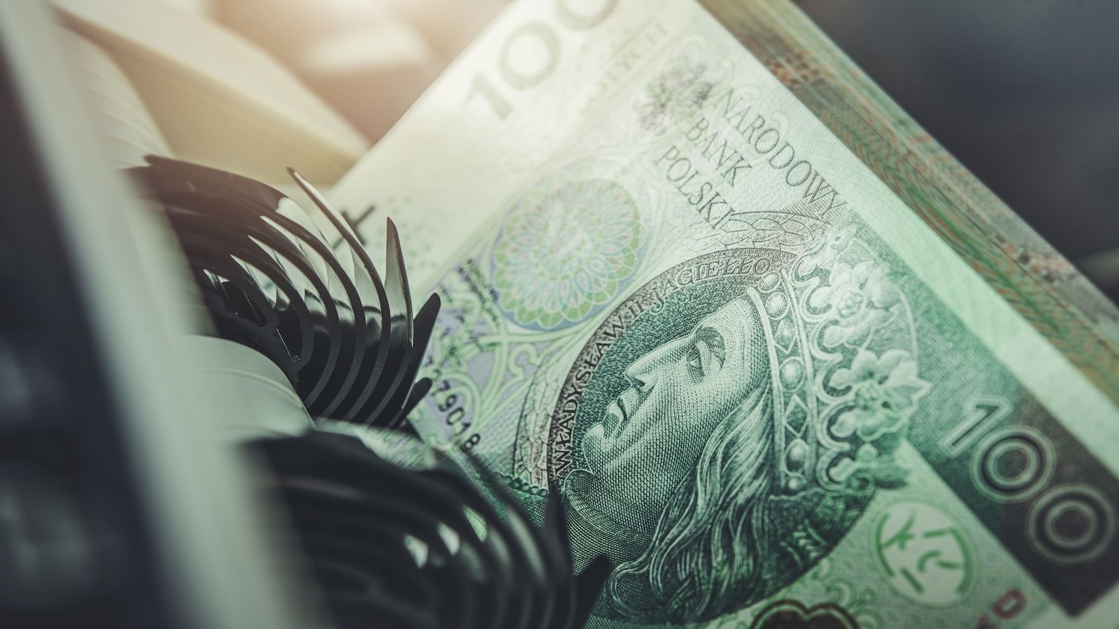 Wpiszesz to imię w tytule przelewu i będziesz miał poważny problem. Banki blokują pieniądze