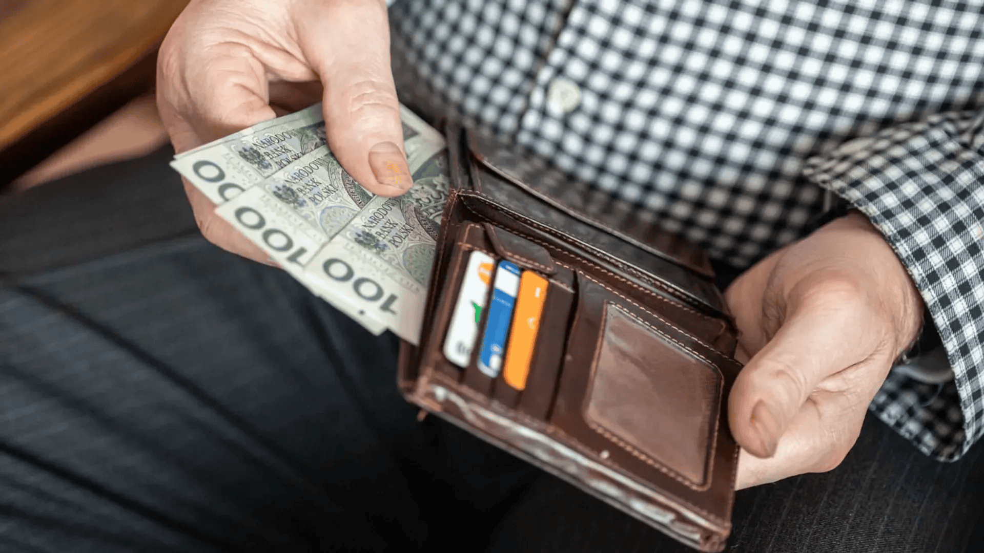 Polscy seniorzy toną w długach. Tyle ma do oddania rekordzista, kwota zwala z nóg