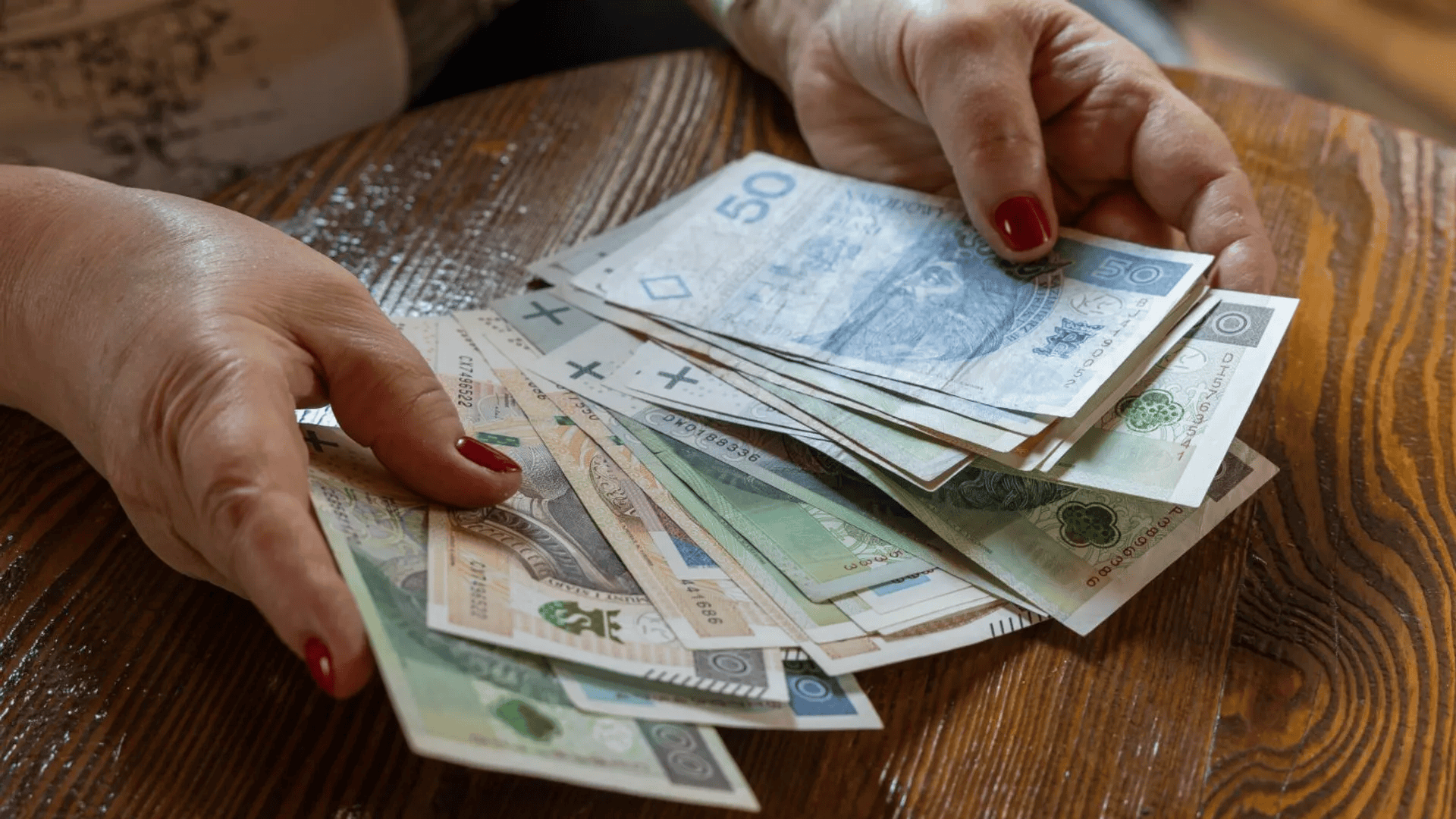 Polscy seniorzy toną w długach. Tyle ma do oddania rekordzista, kwota zwala z nóg