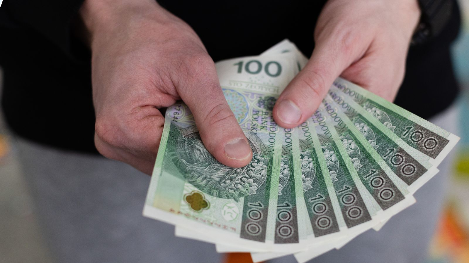 Koperty pękają w szwach. Tyle pieniędzy księża wynoszą z kolędy. Oficjalne dane