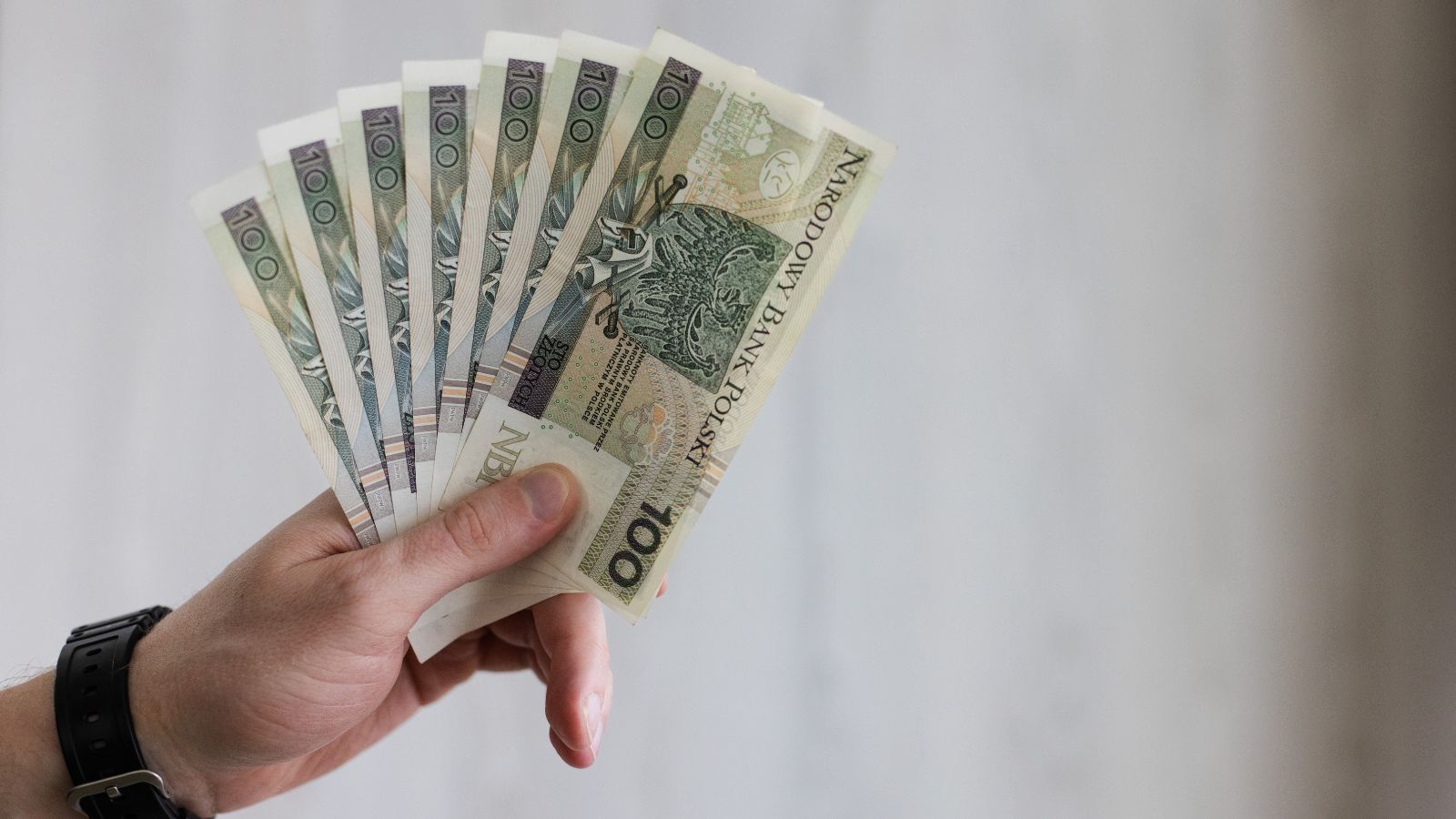 Kolejny bank wydał apel, obywatele mają gromadzić gotówkę. Konkretna kwota na jedną osobę