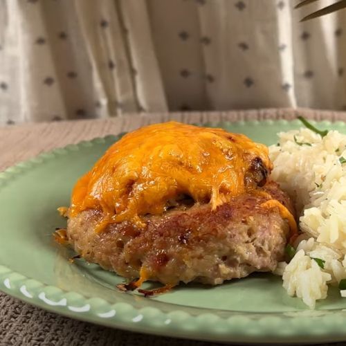 Ulep kulki z mięsa mielonego i zrób wgłębienie szklanką. Zwykłe kotlety mogą się schować 