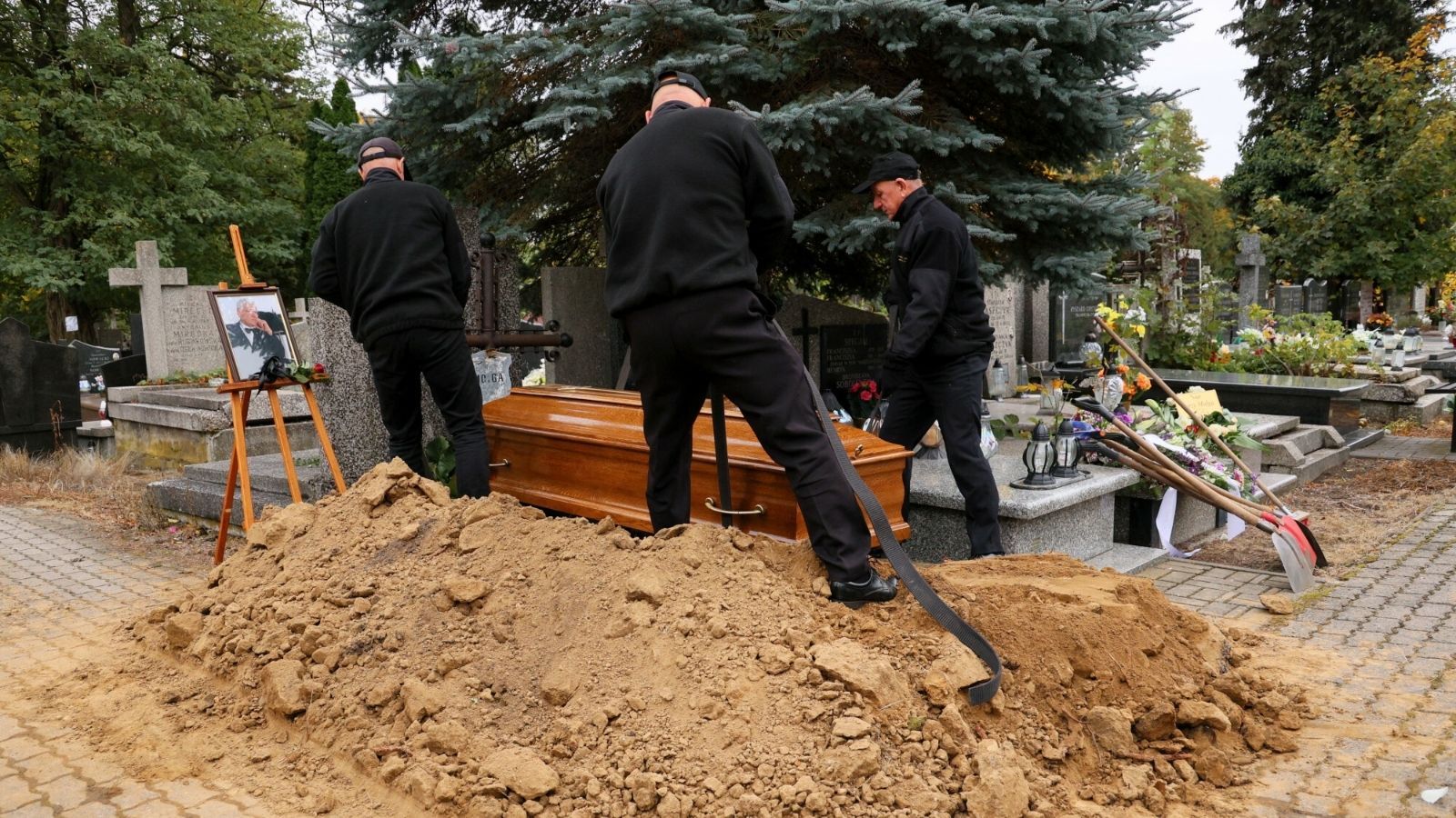 Tyle w tym roku zarobi grabarz. Kwota może zaskoczyć