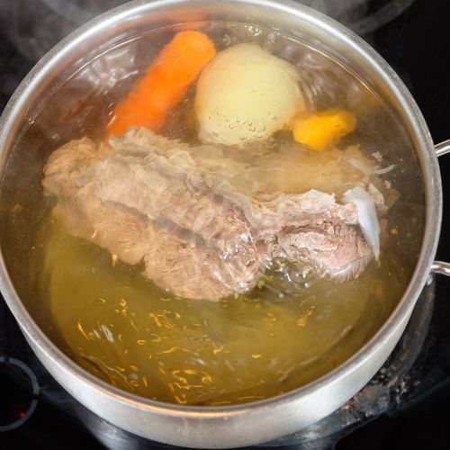 Wrzuć na ruszt i przerzuć do gara. Rosół z grilla ma bajeczny smak [PRZEPIS]