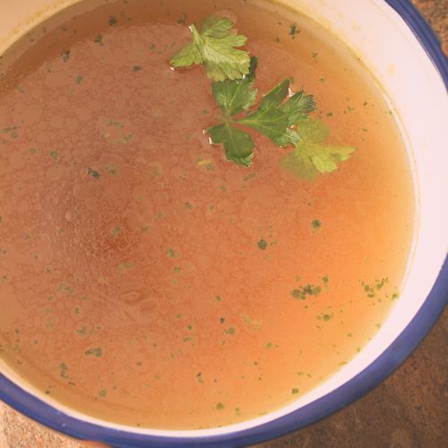 Wrzuć na ruszt i przerzuć do gara. Rosół z grilla ma bajeczny smak [PRZEPIS]