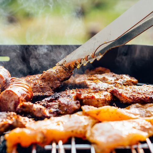 mięso na grillu