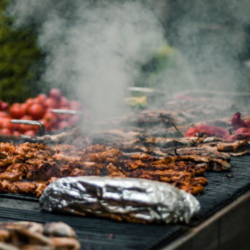 Wrzuć na ruszt i przerzuć do gara. Rosół z grilla ma bajeczny smak [PRZEPIS]