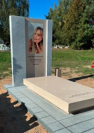 Ogromny nagrobek Soni Szklanowskiej widać już z daleka. Napis od rodziców na płycie łamie serce