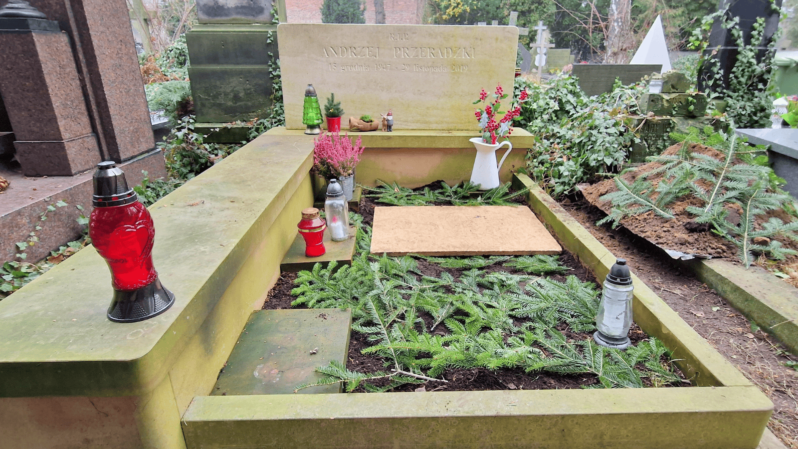 Zadziwiająca mogiła Magdy Umer. Nie ma takich na cmentarzu