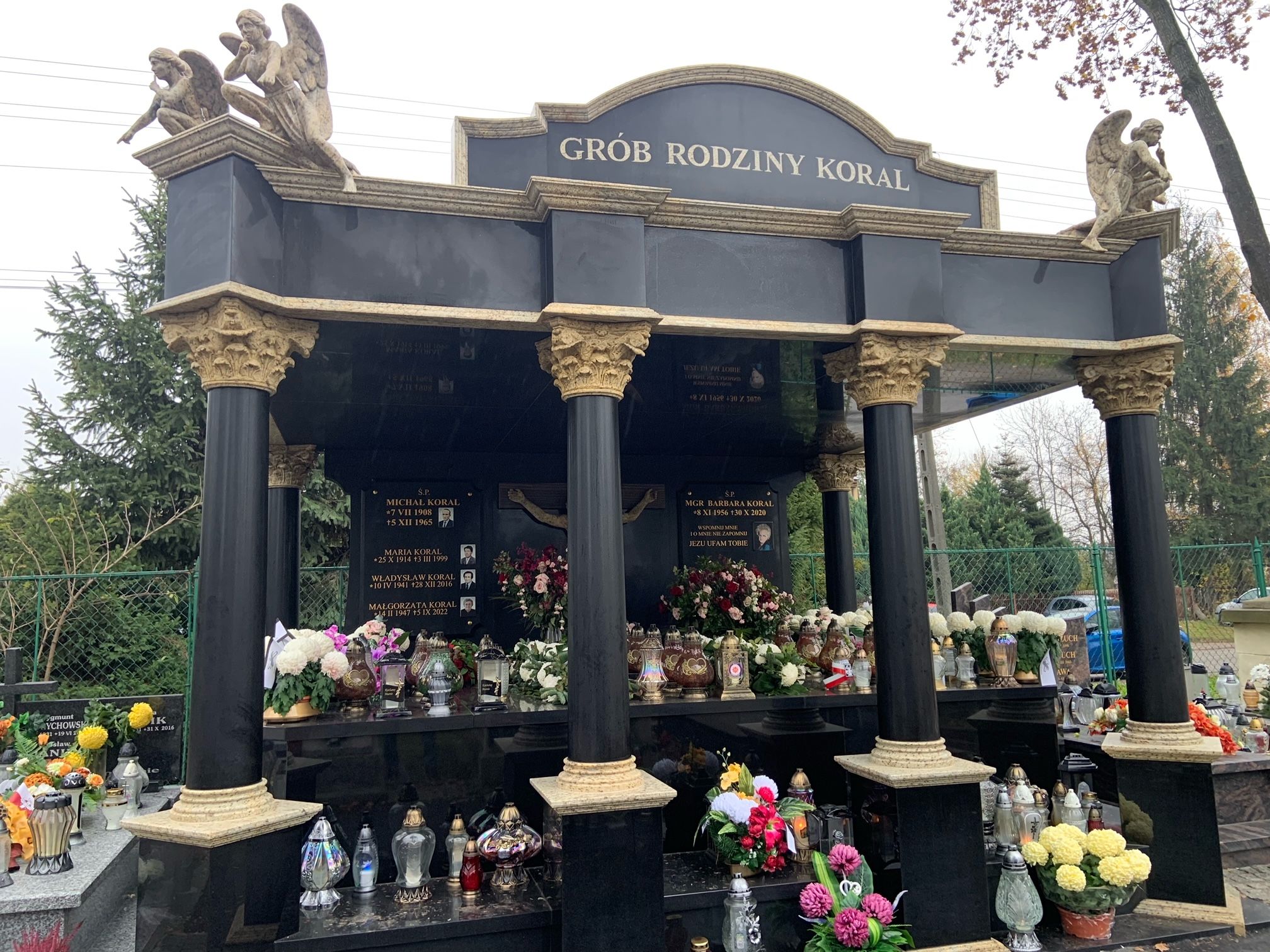 Tak wygląda grobowiec rodziny Koral. Na tle innych wyróżnia się przepychem