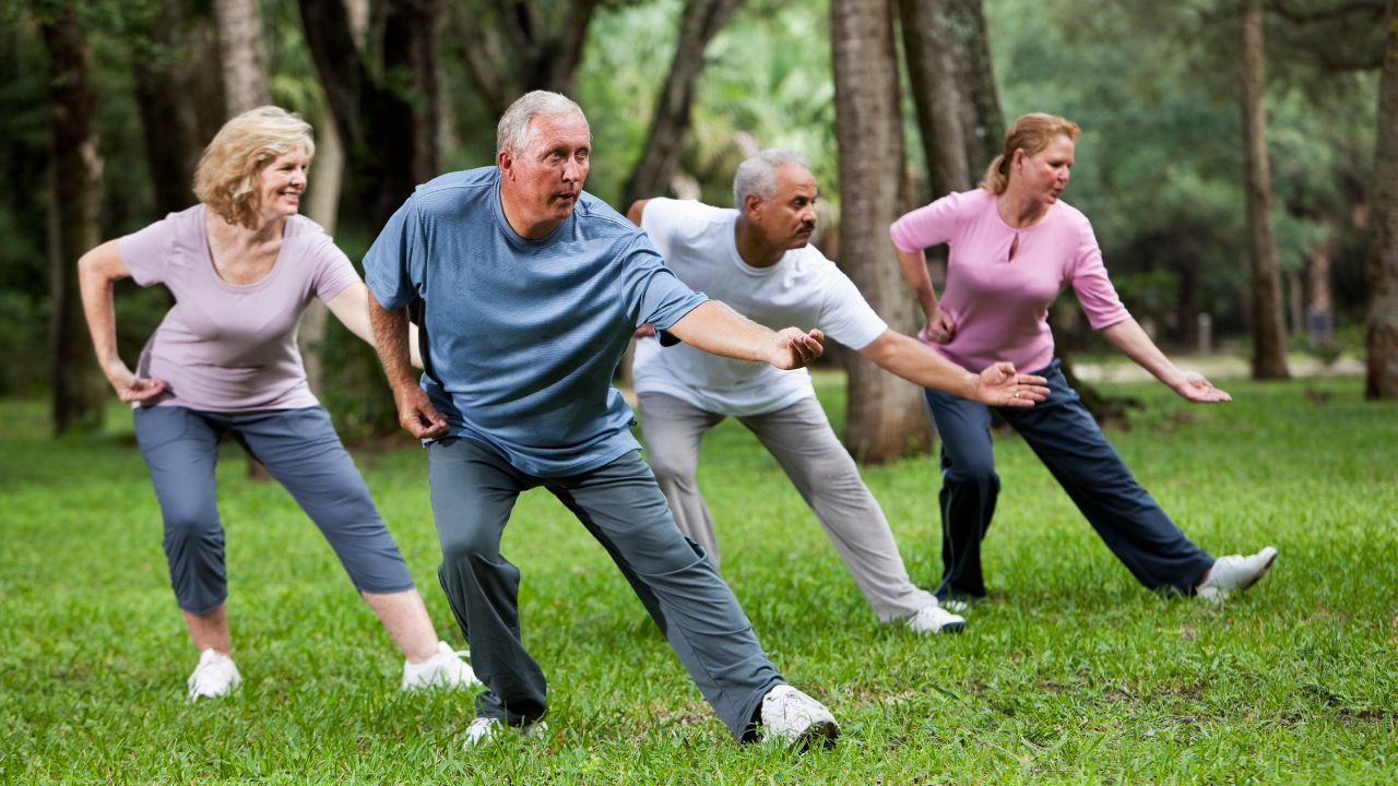 grupa ćwicząca tai chi 3.jpg