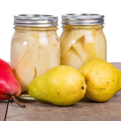 Siostra Anastazja pakuje gruszki do słoików i wlewa tę zalewę. Są najlepsze do mięs 