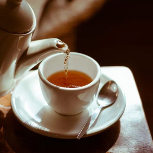 Tęczowy nalot na herbacie. Nie jest obojętny dla zdrowia