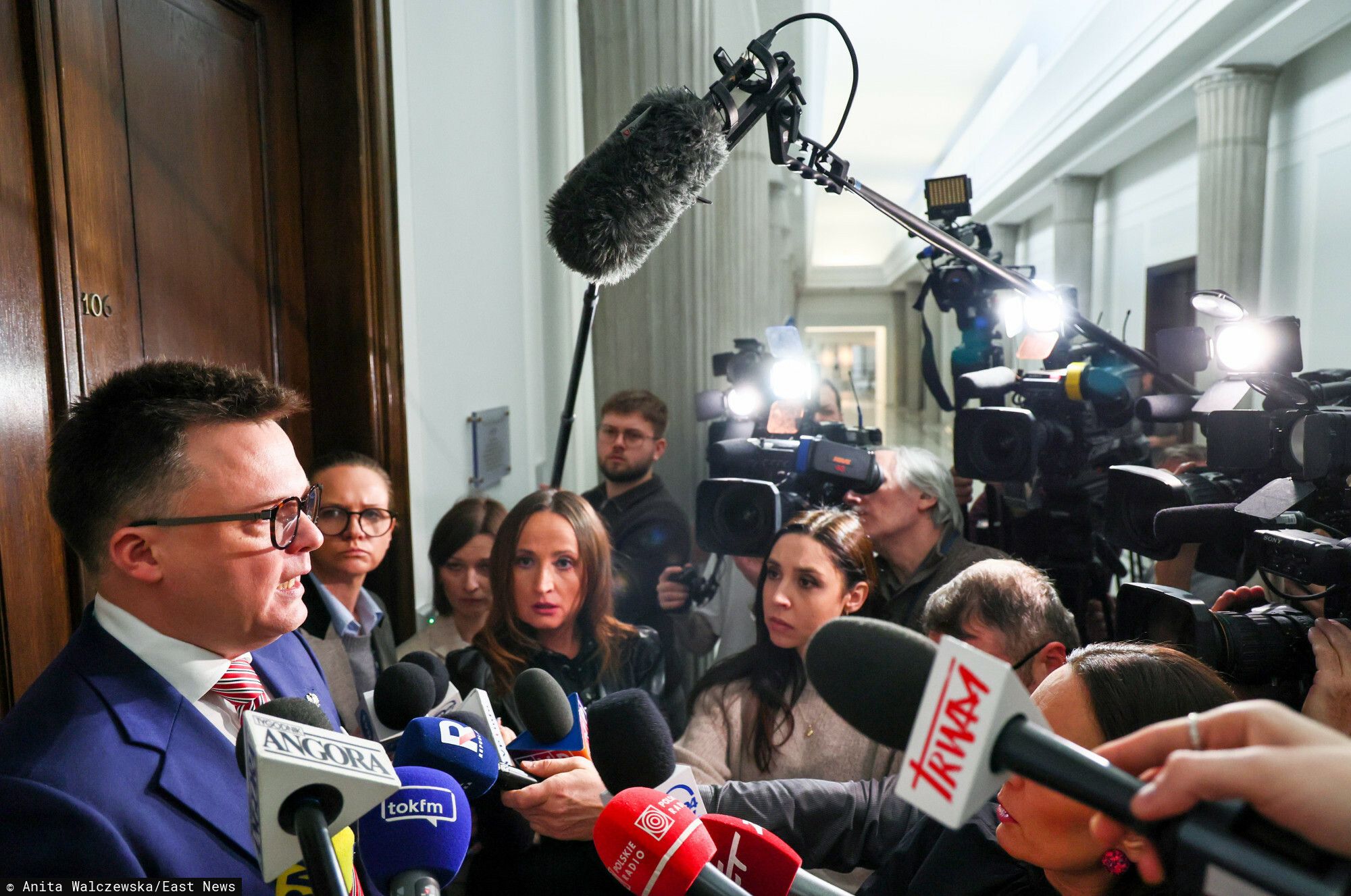 Od wyborów w Polsce 2050 minęły godziny, a tu nagły zwrot. Hołownia zabrał głos