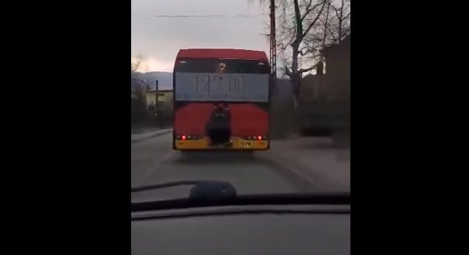 Mężczyzna jechał na gapę, stojąc na zderzaku autobusu