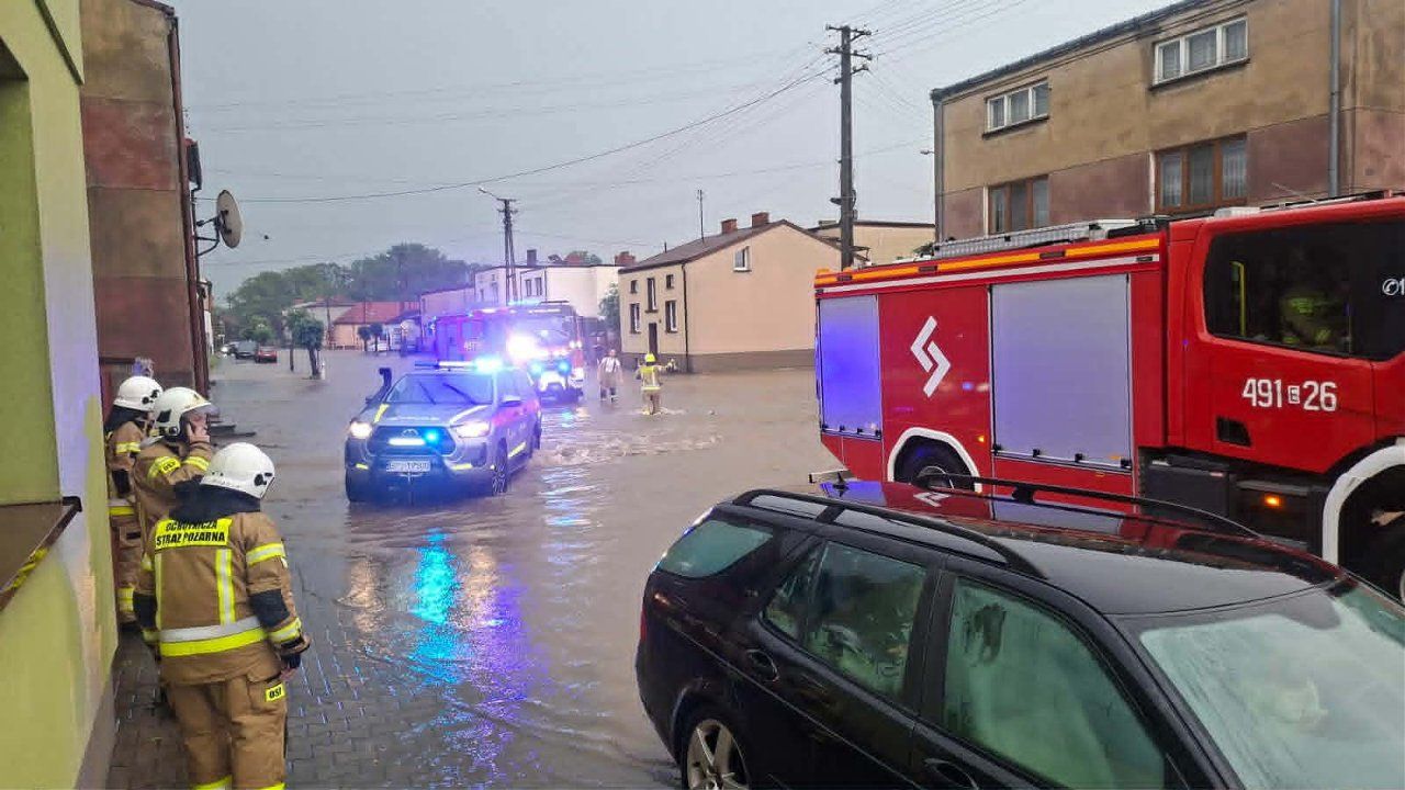 Nawałnica przetoczyła się przez polskie miasto. Wystarczyło kilka minut, pilna akcja strażaków