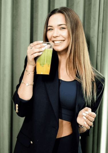 Polskie gwiazdy piją ten napój na potęgę. Julia Wieniawa i Sandra Kubicka go uwielbiają