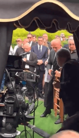 Mateusz Morawiecki nad grobem matki