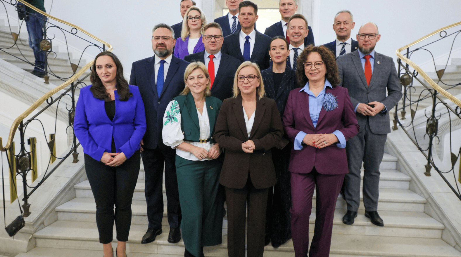 "Hamowanie agresji, stres i antypatia". Ekspert od mowy ciała przeanalizował wystąpienie Hołowni