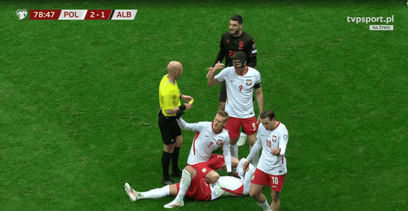 Pomoc medyczna podczas meczu Polska-Albania. Pietuszewski nie mógł się podnieść