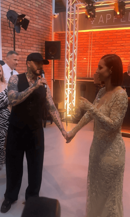 Kolejny ślub w polskim show-biznesie. Panna młoda piękna, ale tym razem to strój pana młodego kradnie uwagę