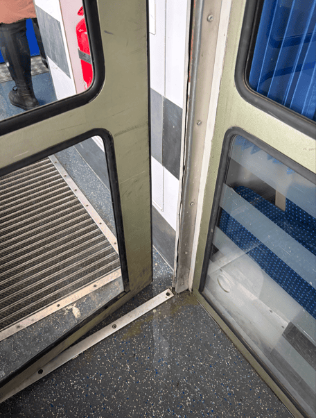 Powódź w pociągu PKP. Wyciek z toalety zalał korytarz