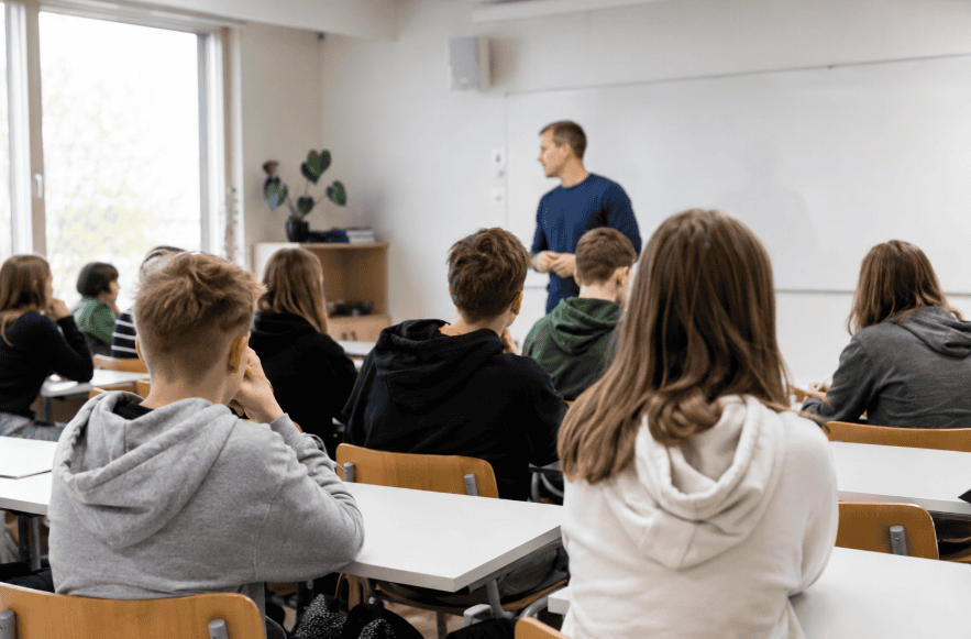 Zmierzch ery smartfonów w szkołach? Fiński eksperyment, który staje się państwową normą