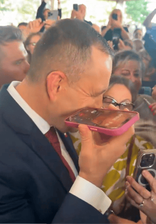 Nawrocki wziął telefon w tłumie i zrobił coś takiego w USA. Media na świecie piszą tylko o tym