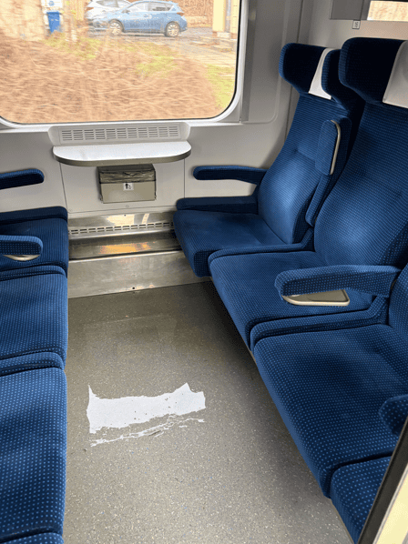 Powódź w pociągu PKP. Wyciek z toalety zalał korytarz