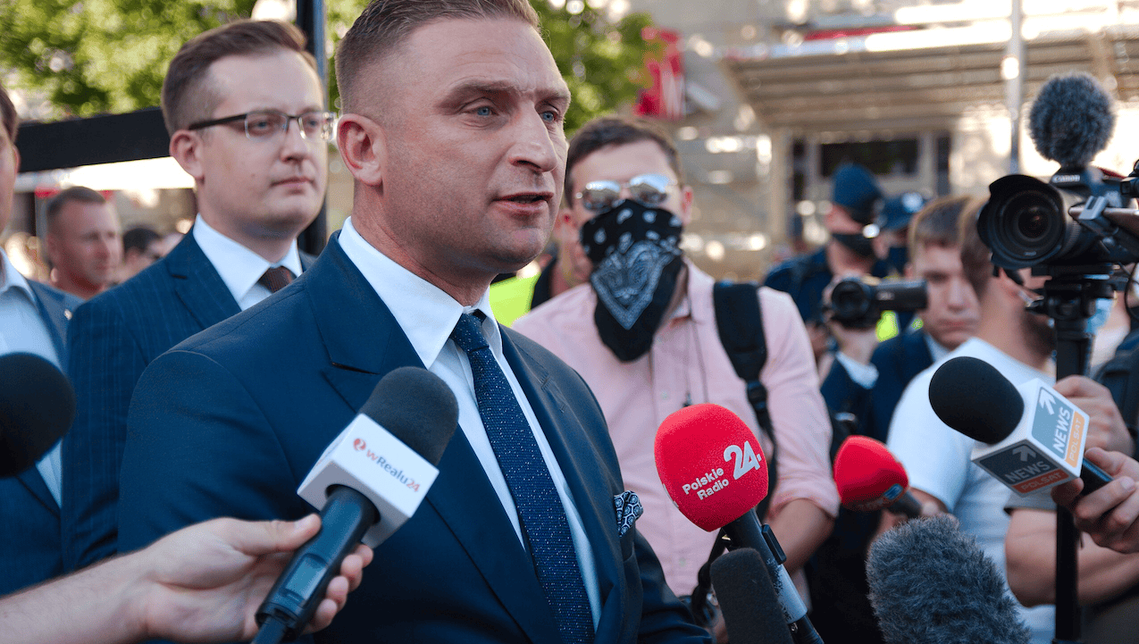 Komornik dopadł Bąkiewicza. Oddał kasę Babci Kasi i "Wyborczej"
