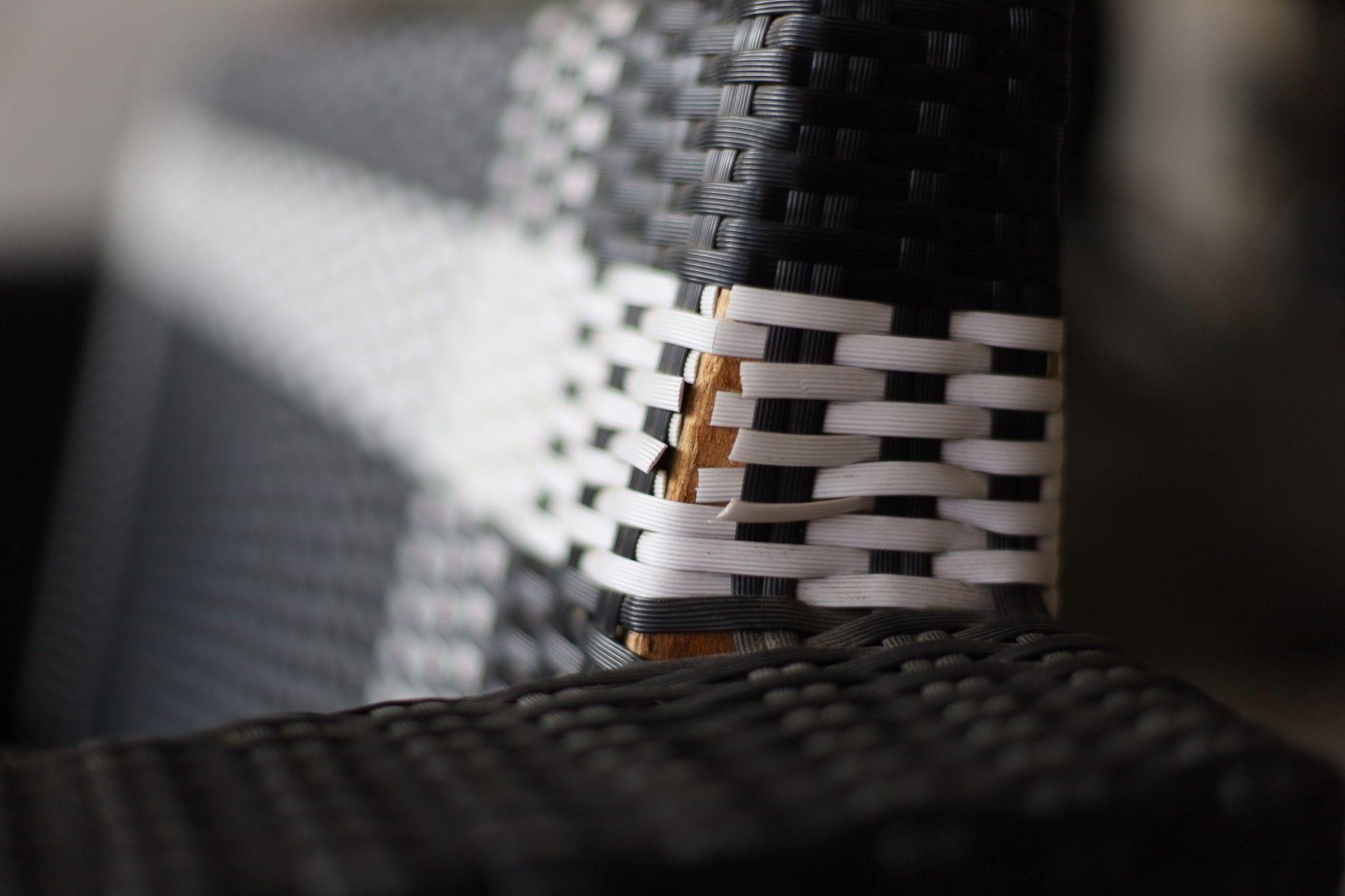 Jak pielęgnować krzesła ogrodowe, by służyły latami? 7 praktycznych wskazówek