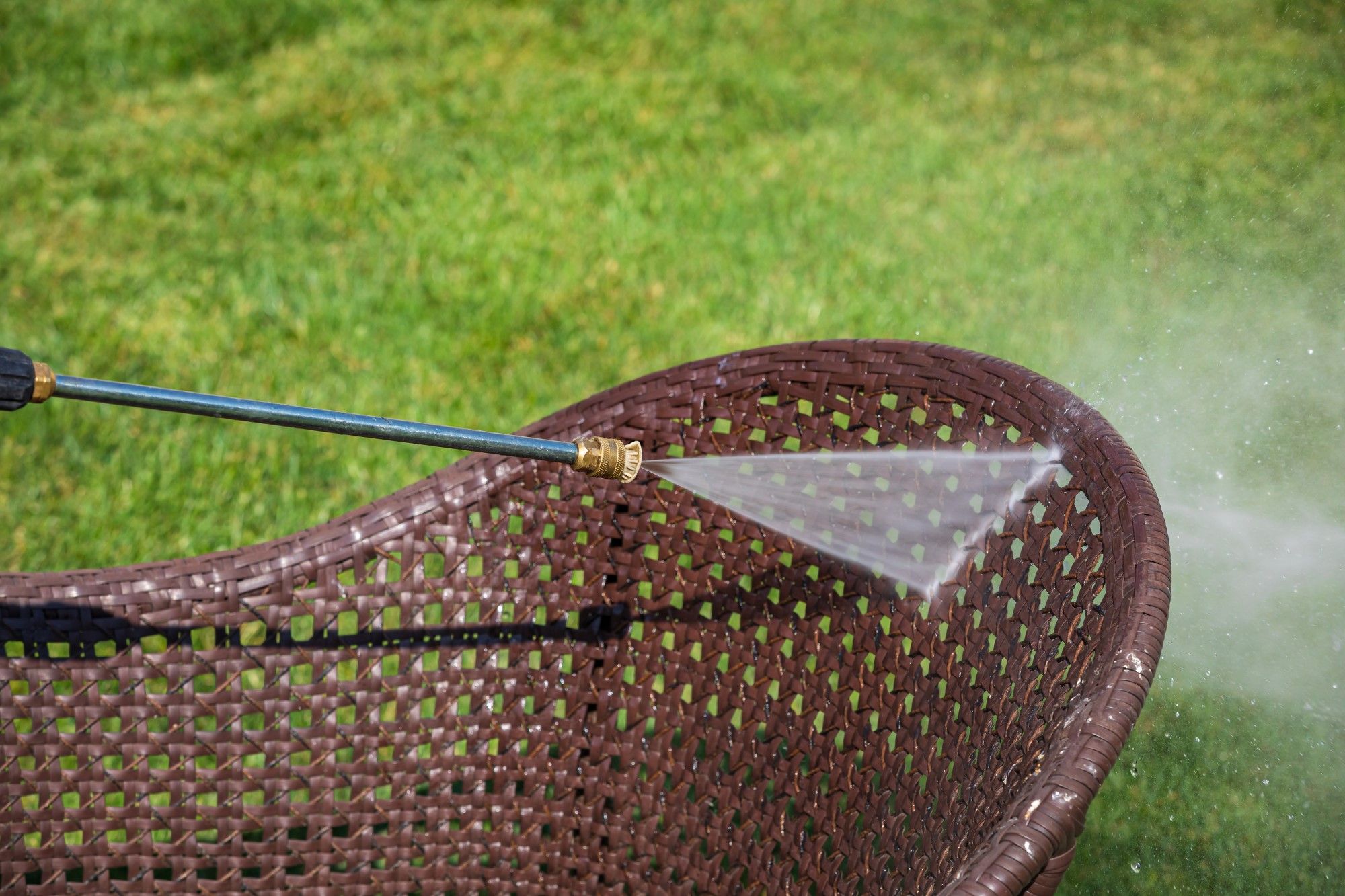 Jak pielęgnować krzesła ogrodowe, by służyły latami? 7 praktycznych wskazówek