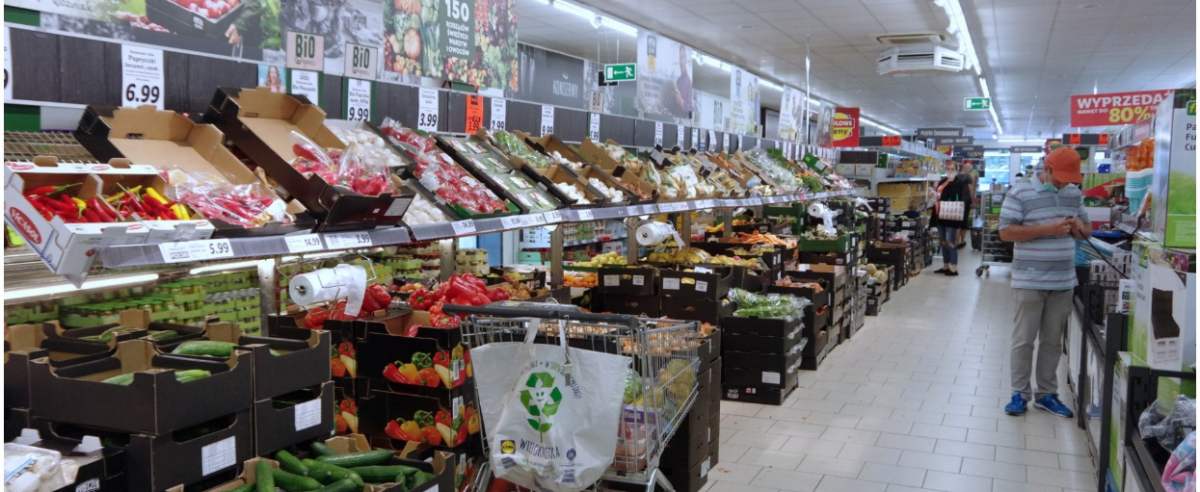 PHOTO: ZOFIA I MAREK BAZAK / EAST NEWS Niemiecki sklep dyskontowy Lidl - stoisko z warzywami