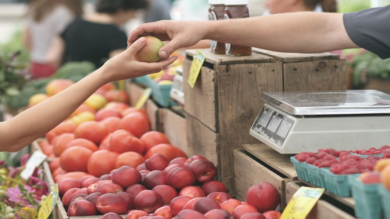 Mniej w portfelu po odejściu od kasy. Najbardziej podrożały owoce i warzywa