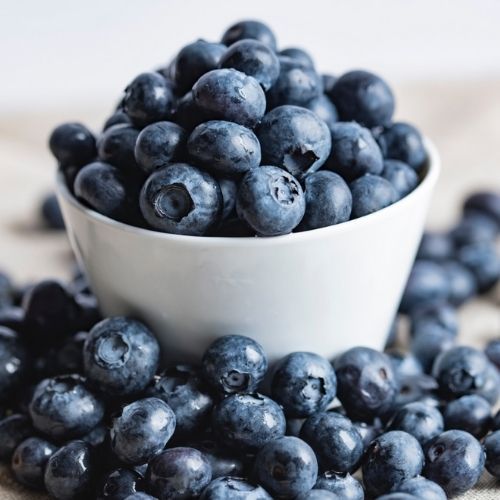 Pieczony sernik z jagodami i kruszonką. Wakacyjne ciasto do kawy