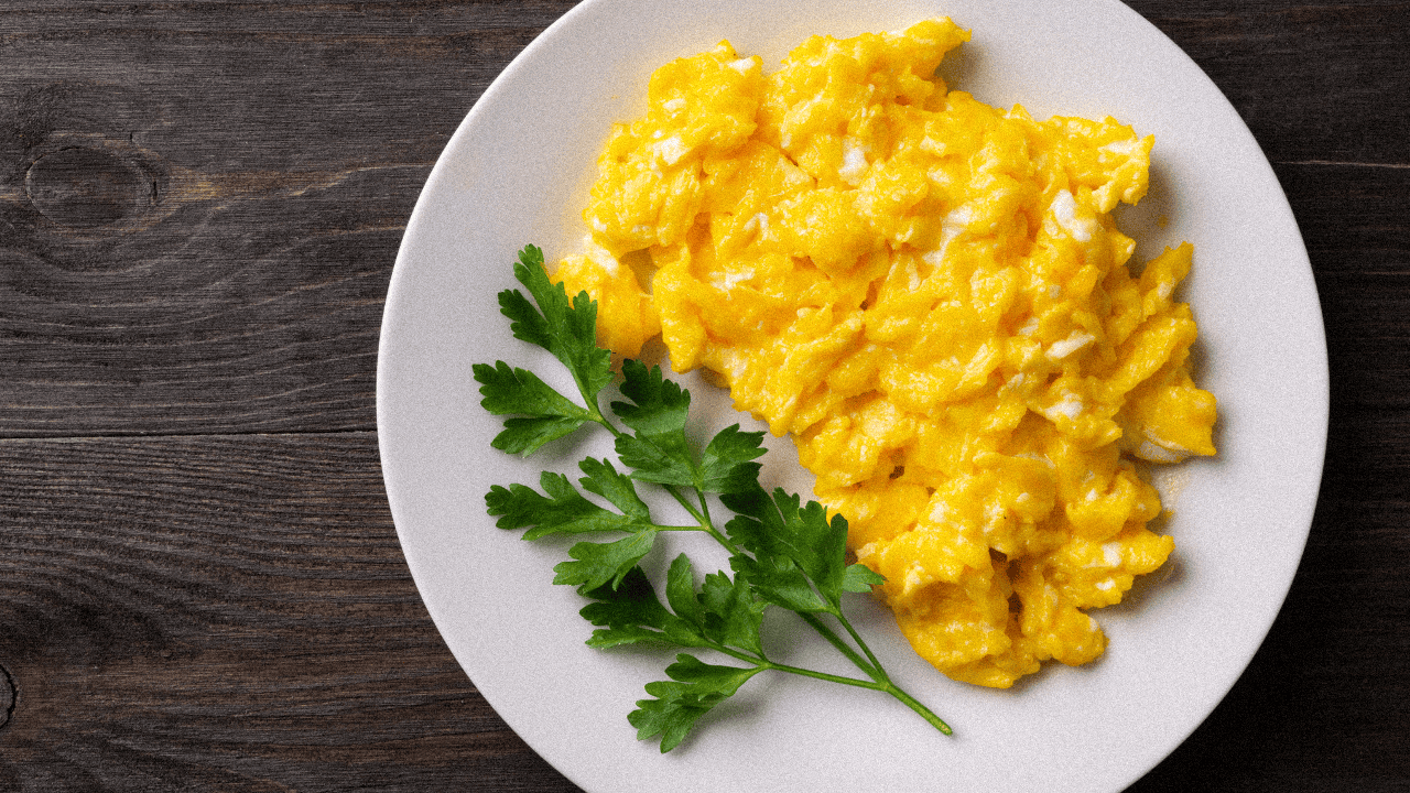 Jajecznica na maśle klarowanym - temperatura, mieszanie, czas smażenia