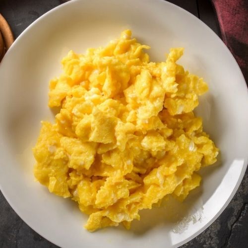 Wrzuć na patelnię i wbij jajka. Najlepsza jajecznica bez grama oleju czy masła