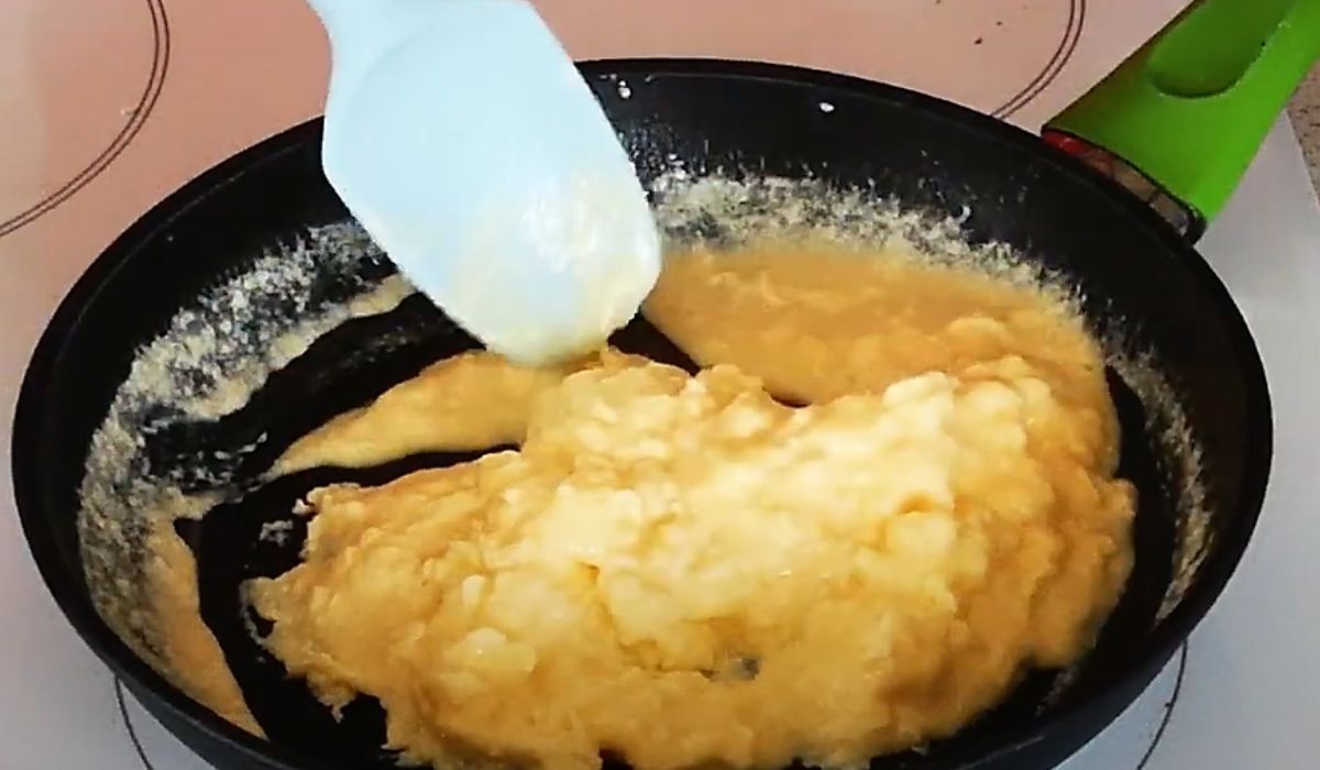 przepis na jajecznicę na śmietanie