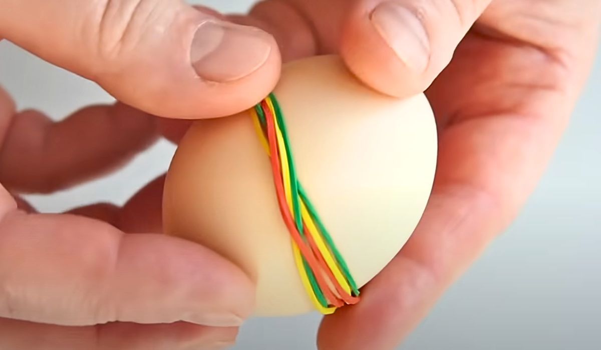 Weź jajko i owiń gumką recepturką, ten patent to hit. Żałuję, że wcześniej go nie znałam