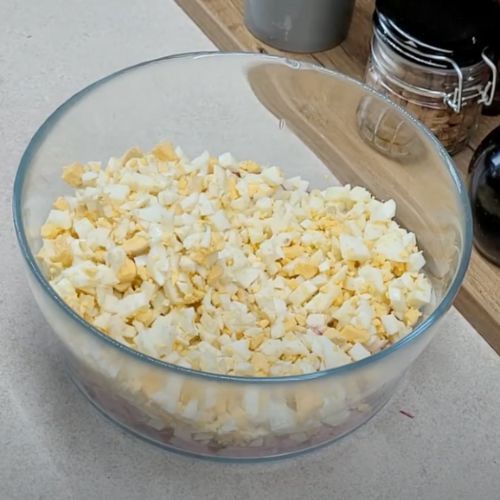 Przygotujesz ją w 15 minut. Ta sałatka z rzodkiewką to hit nad hity