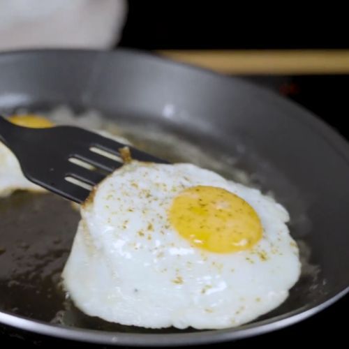Tosty z jajkiem i herbatą z dodatkami - pyszne śniadanie z tosterem ZTS8010 i czajnikiem ZCK7640 od Zelmer