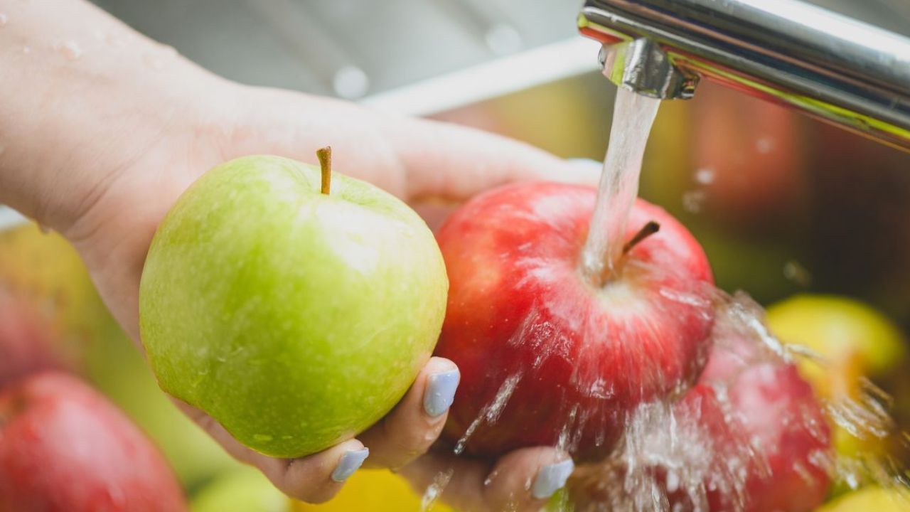 Nie myj owoców samą wodą. Tak pozbędziesz się wosku i pestycydów