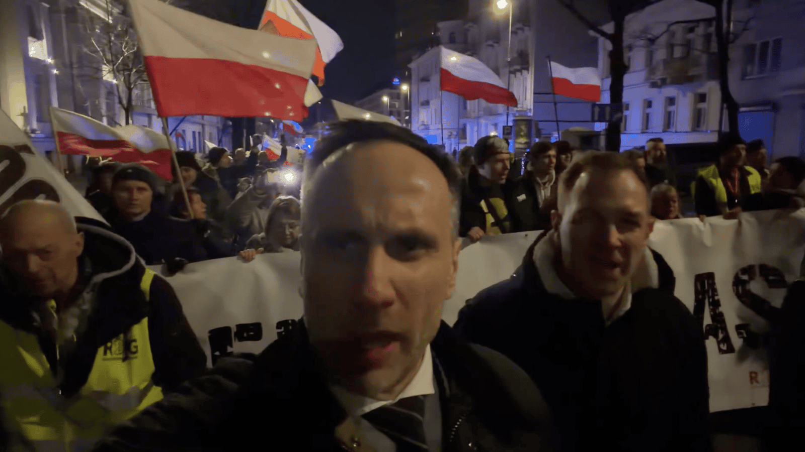 Tłumy pod ambasadą Ukrainy w Warszawie. Padły mocne hasła