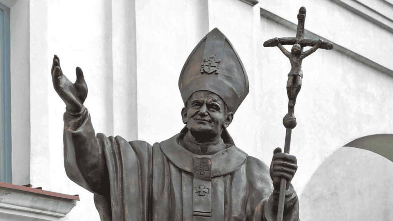 Sprofanowano pomnik Jana Pawła II. Pojawił się na nim haniebny napis