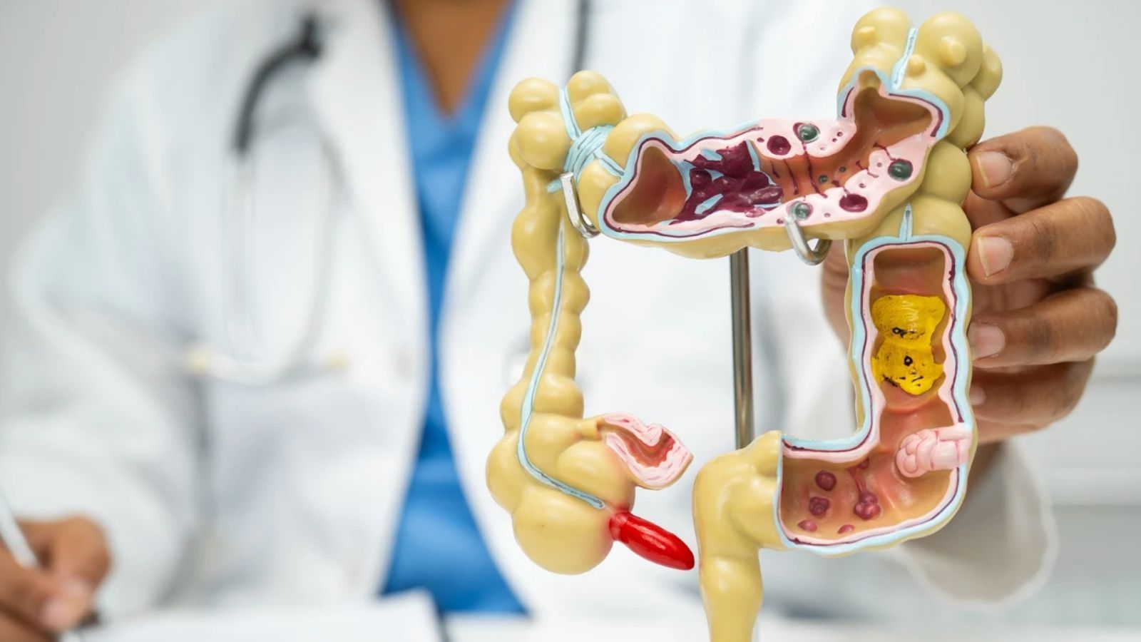 Dieta antysmogowa dla wątroby. Ekspertka tłumaczy, co jeść, a co truje