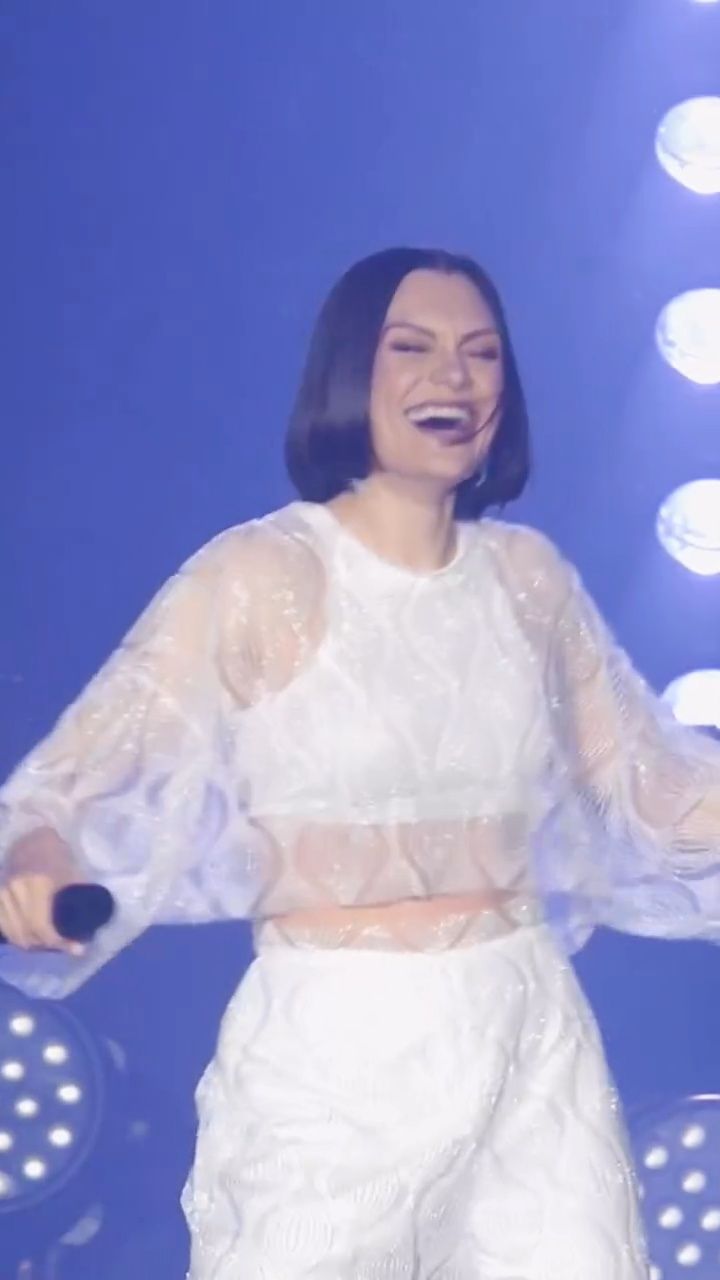 Uwielbiana piosenkarka walczy z rakiem i nagle trafiła do szpitala. „Myślałam, że złamałam kark"