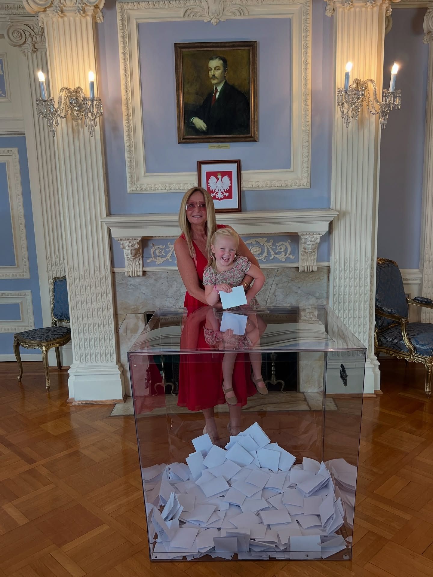 Gwiazdy głosują w drugiej turze. Zdjęcia z lokali wyborczych w sieci