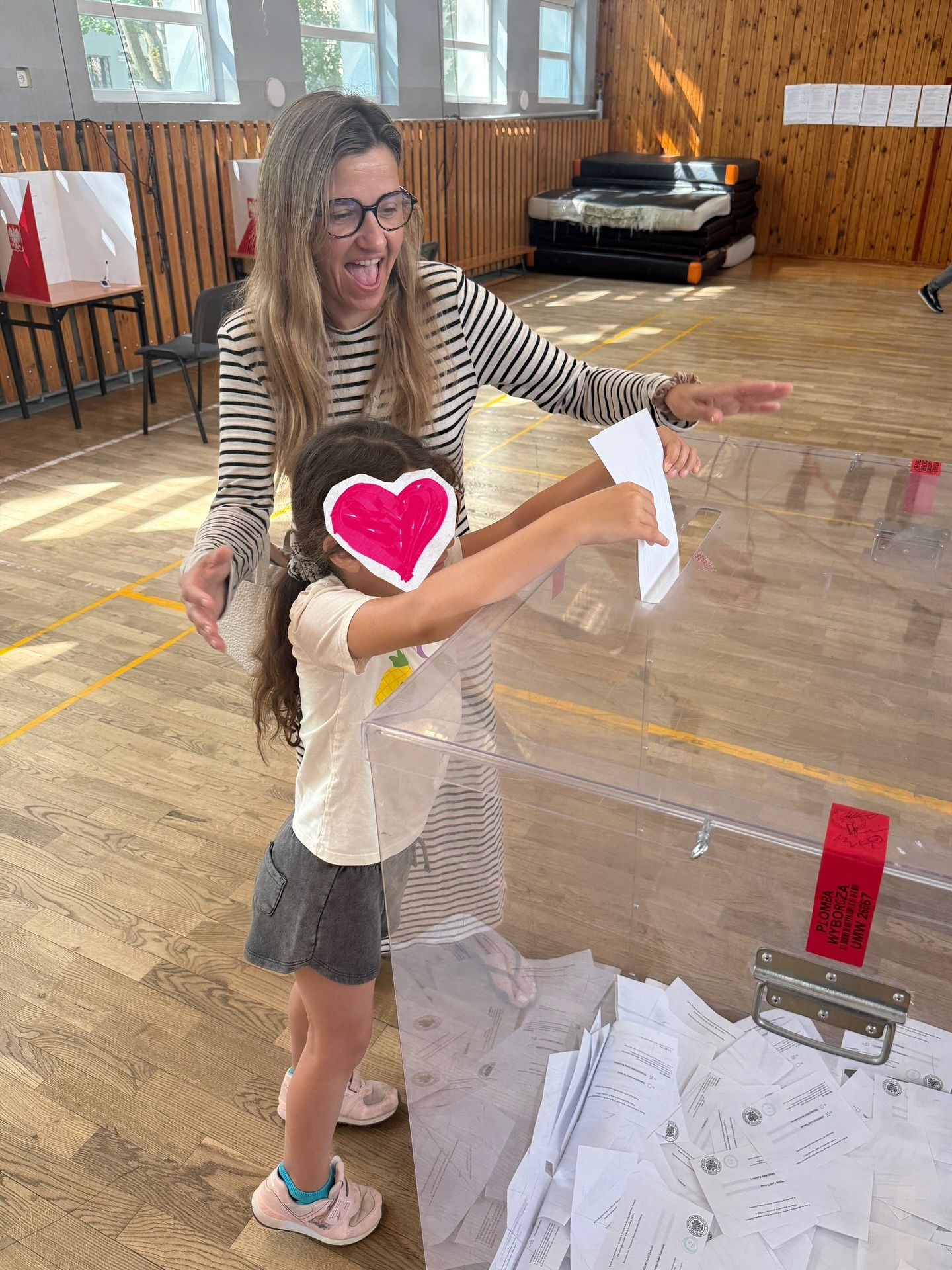 Gwiazdy głosują w drugiej turze. Zdjęcia z lokali wyborczych w sieci