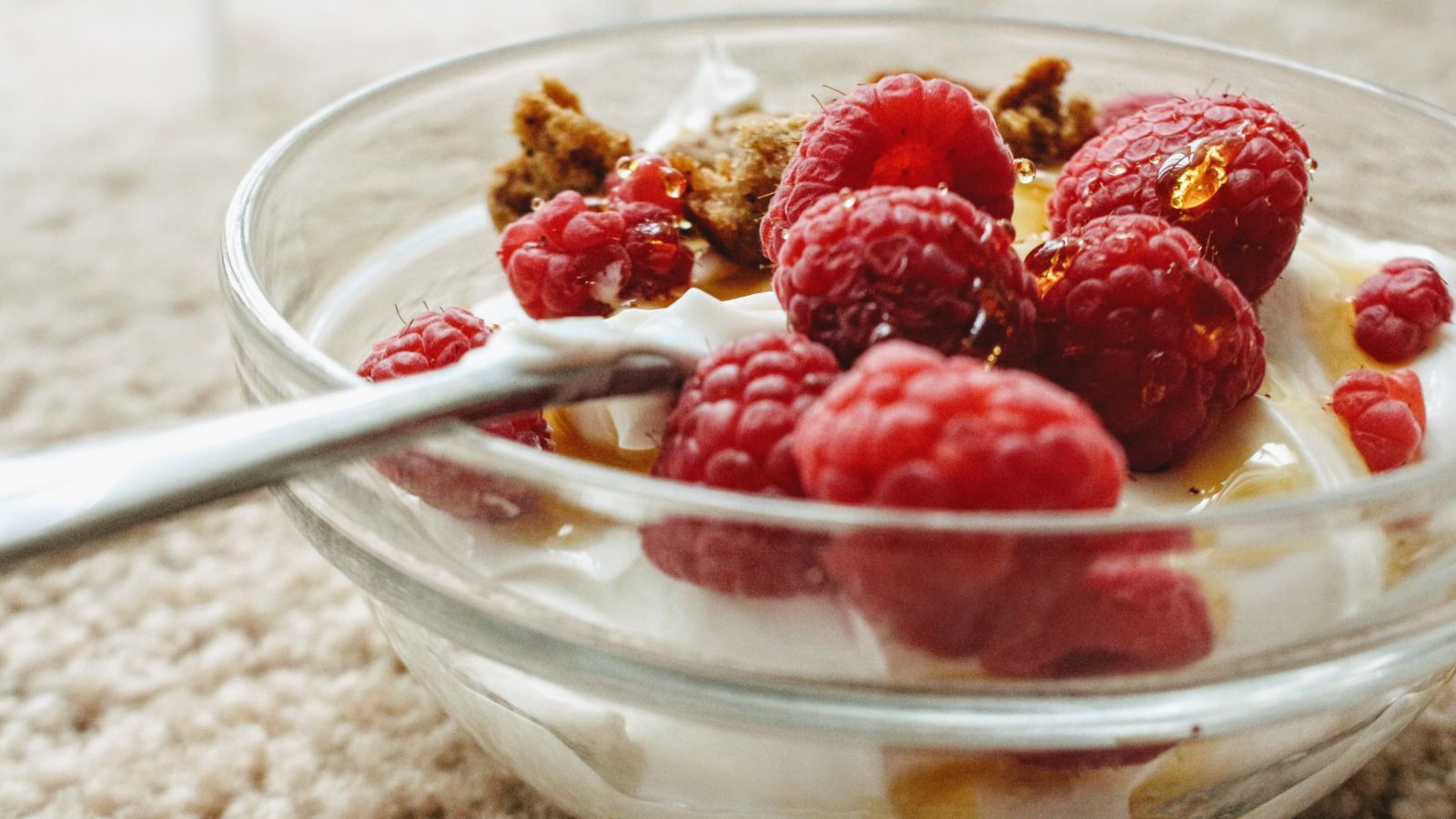 GIS pilnie apeluje. Kawałki szkła w jogurcie, duże zagrożenie dla Polaków